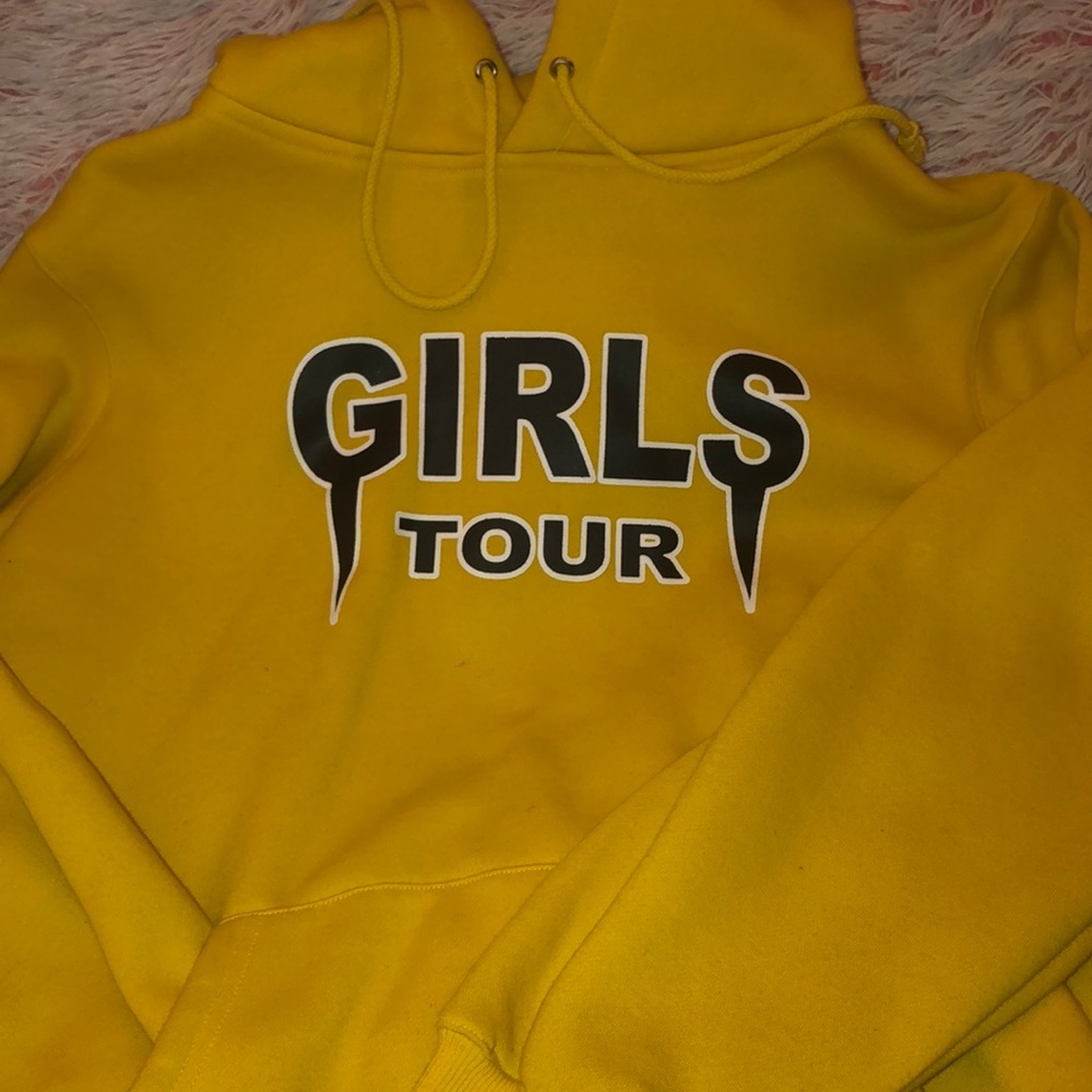 Yellow Sorella Boutique “GIRLS TOUR” Pullover
